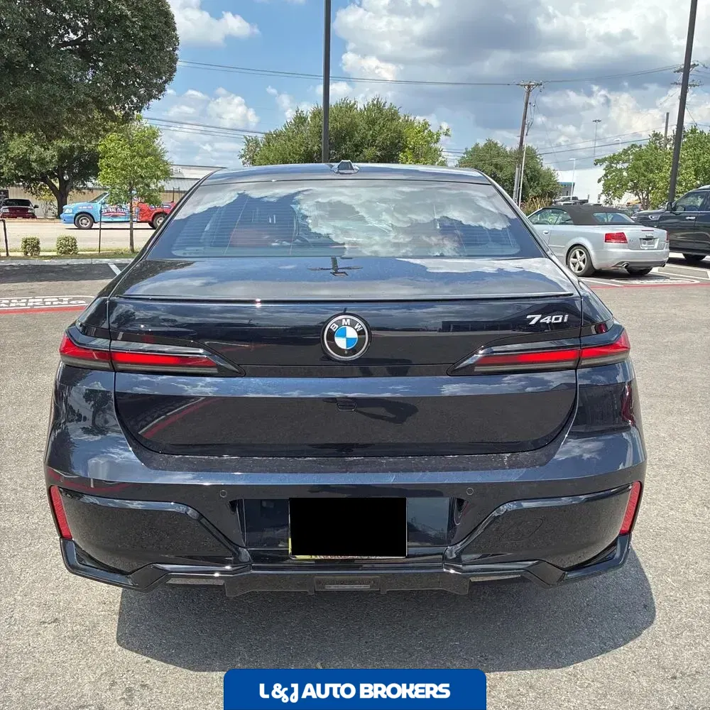 2023 BMW 7-Series 740i