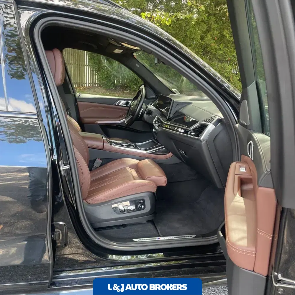 2023 BMW X7 M60i