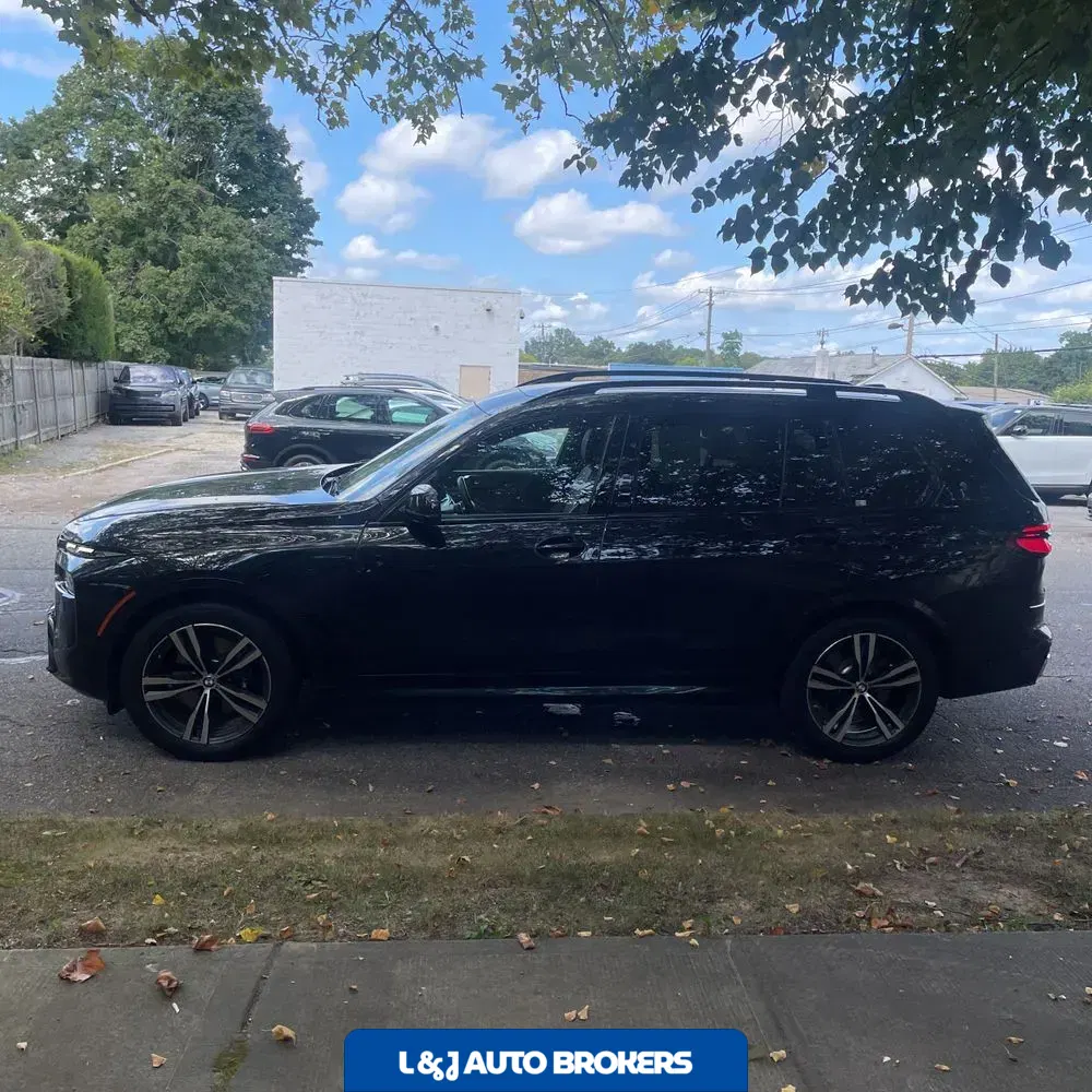 2023 BMW X7 M60i