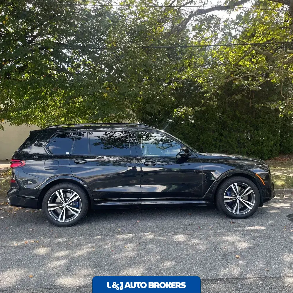 2023 BMW X7 M60i