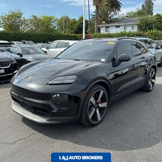 2025 Porsche Macan 4S Electric