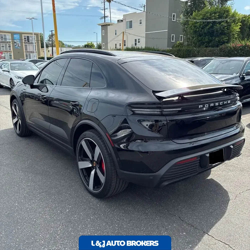 2025 Porsche Macan 4S Electric