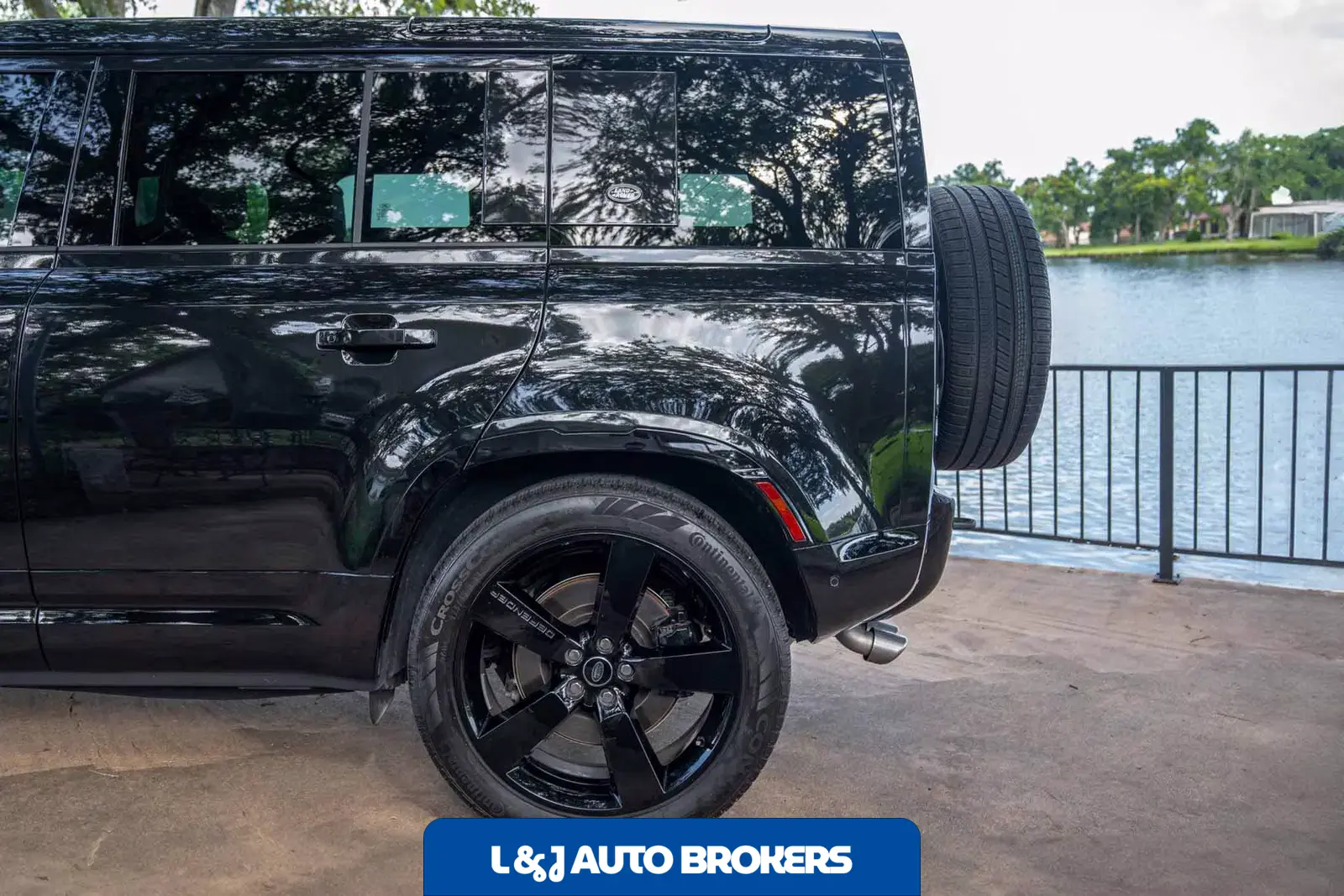 2022 Land Rover Defender 110 110 V8 Bond Edition