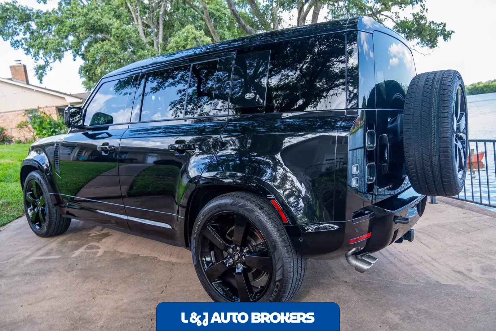 2022 Land Rover Defender 110 110 V8 Bond Edition