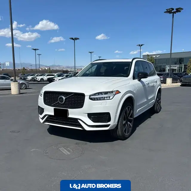 2023 Volvo XC90 T8 - Plus