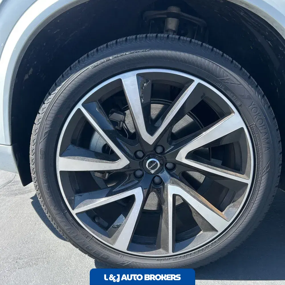 2023 Volvo XC90 T8 - Plus