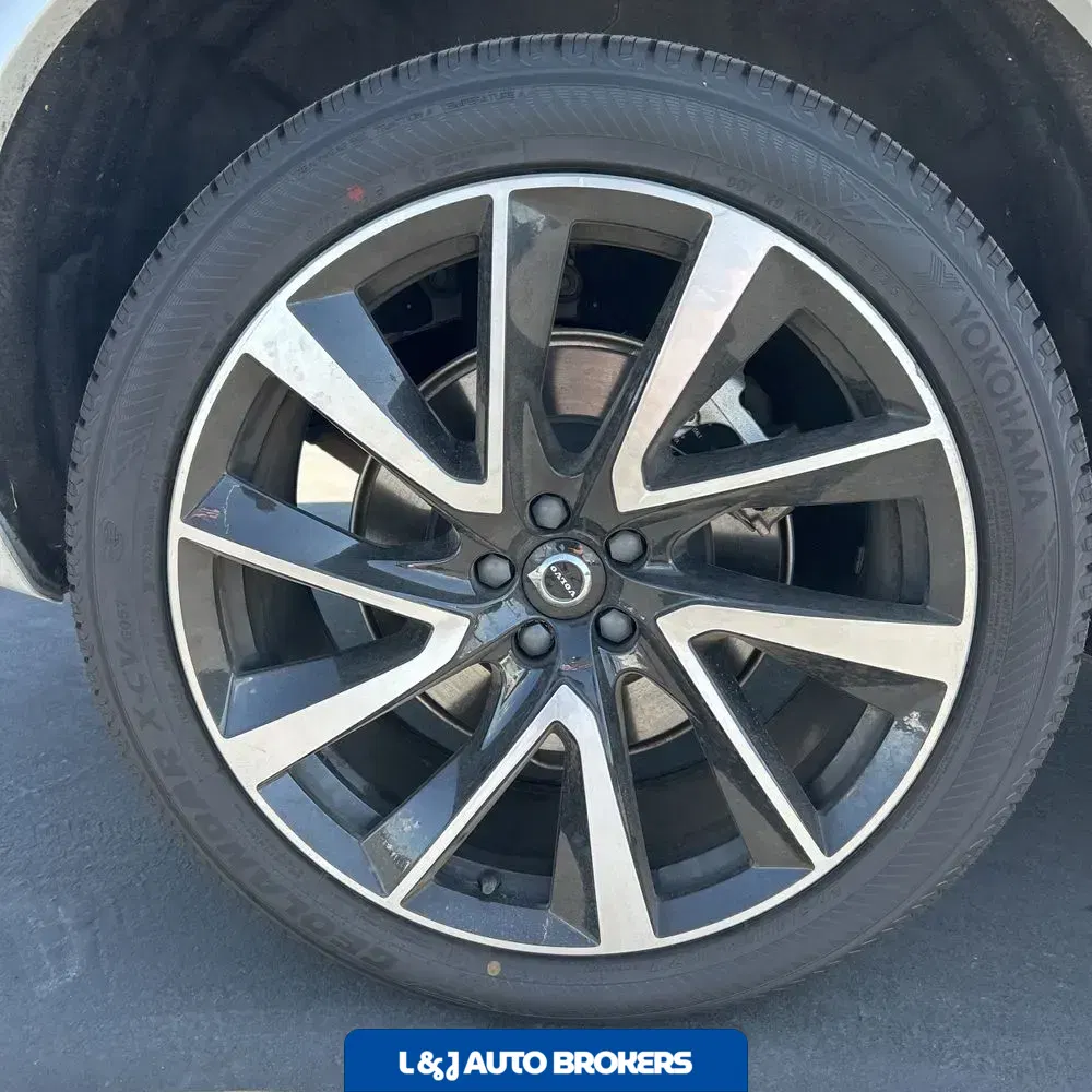 2023 Volvo XC90 T8 - Plus