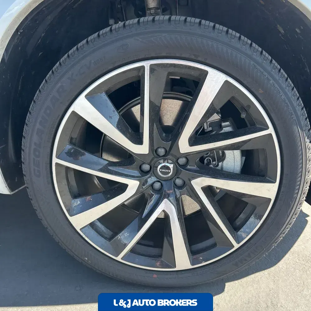 2023 Volvo XC90 T8 - Plus