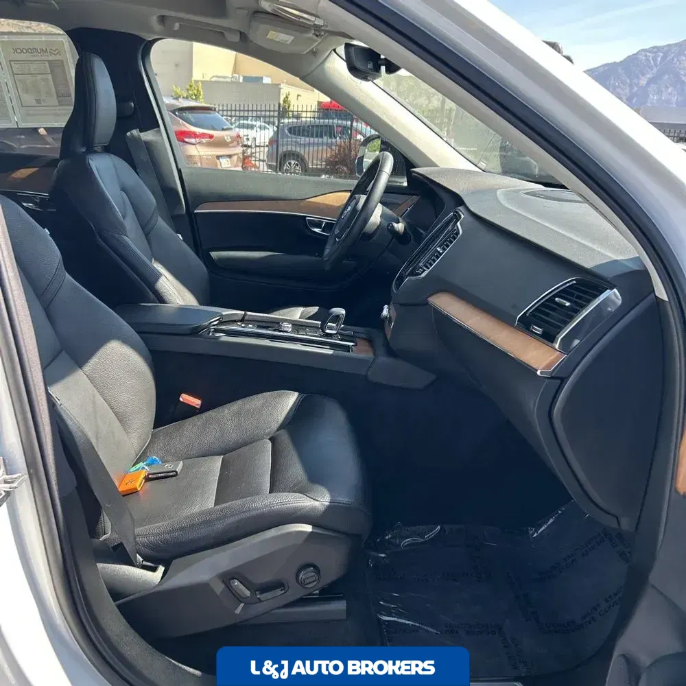 2023 Volvo XC90 T8 - Plus