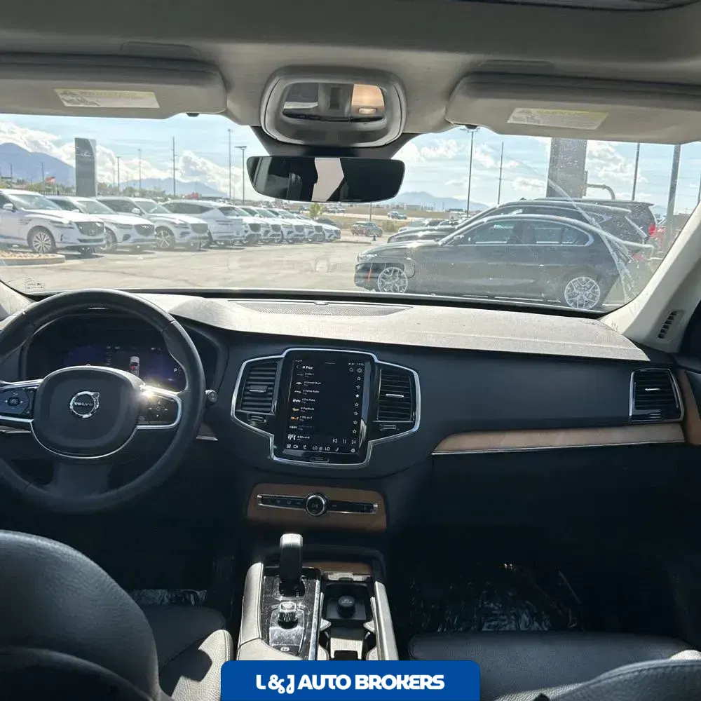 2023 Volvo XC90 T8 - Plus