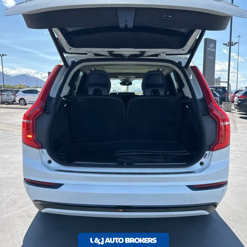 2023 Volvo XC90 T8 - Plus