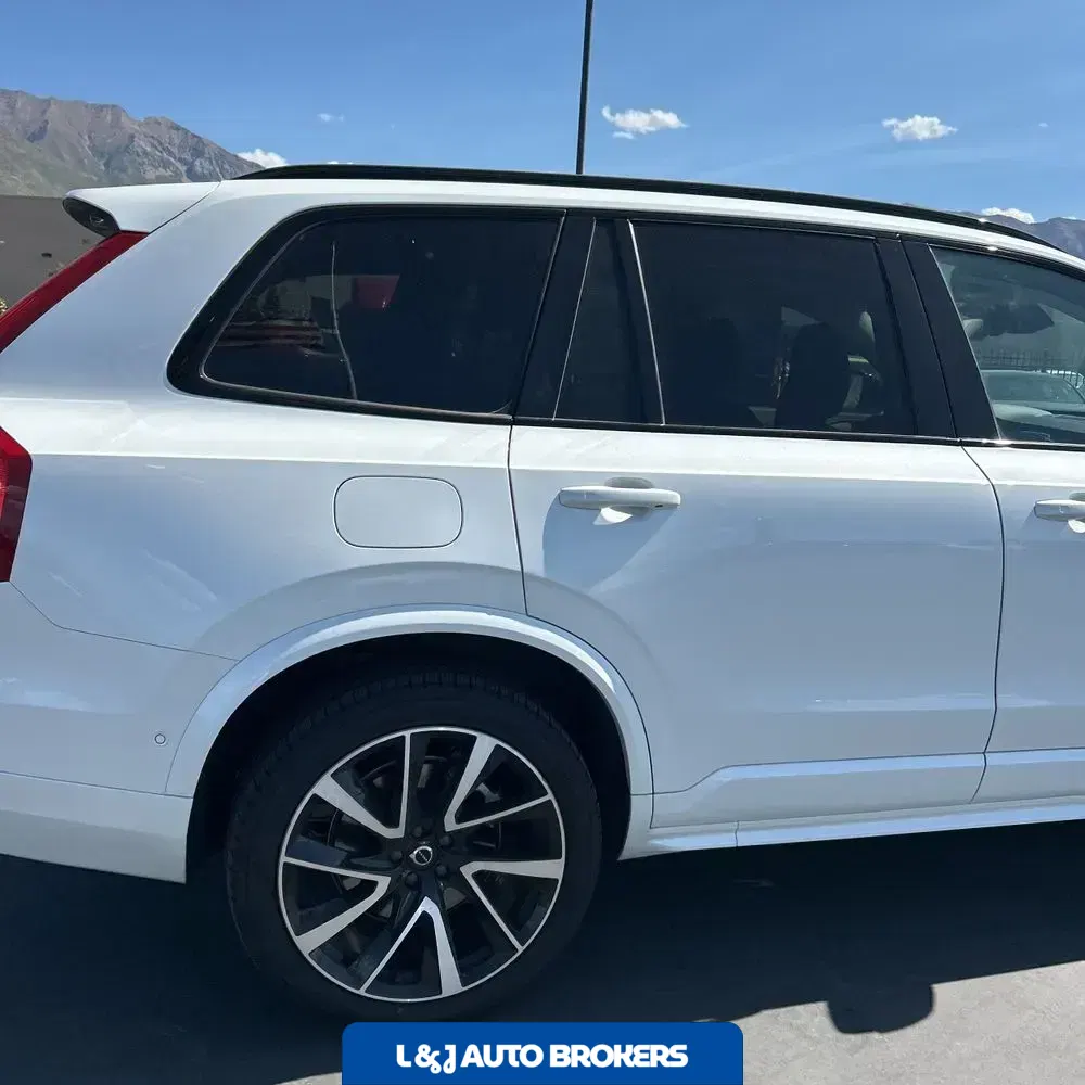 2023 Volvo XC90 T8 - Plus