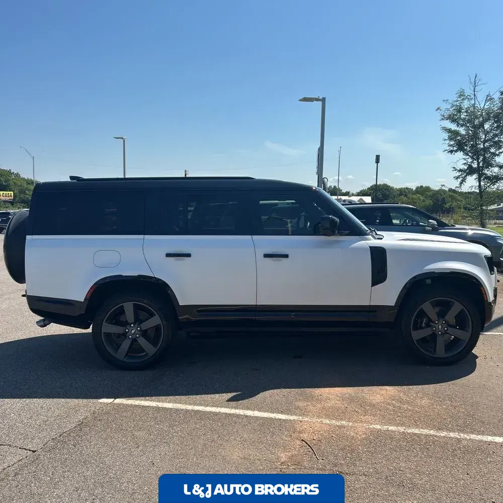 2025 Land Rover Defender 130 V8 P500