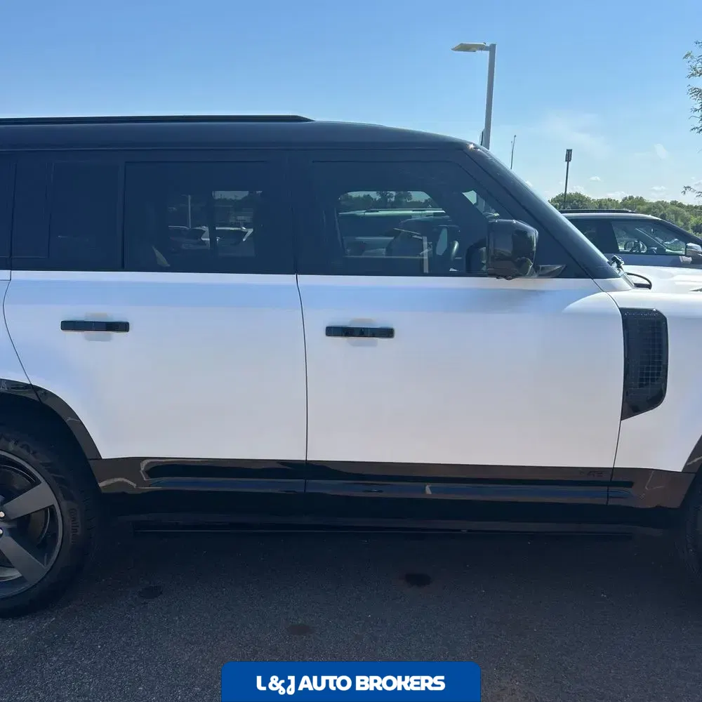 2025 Land Rover Defender 130 V8 P500