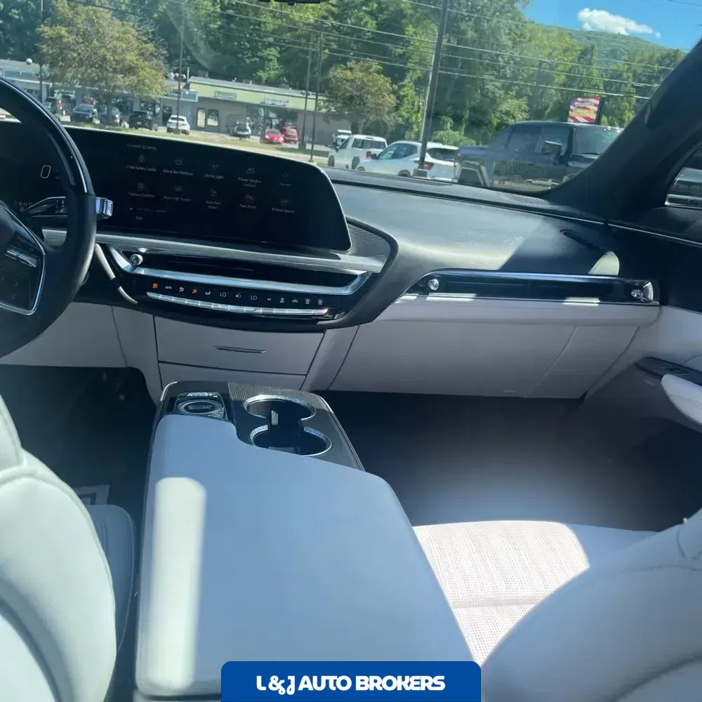 2024 Cadillac LYRIQ Luxury 3