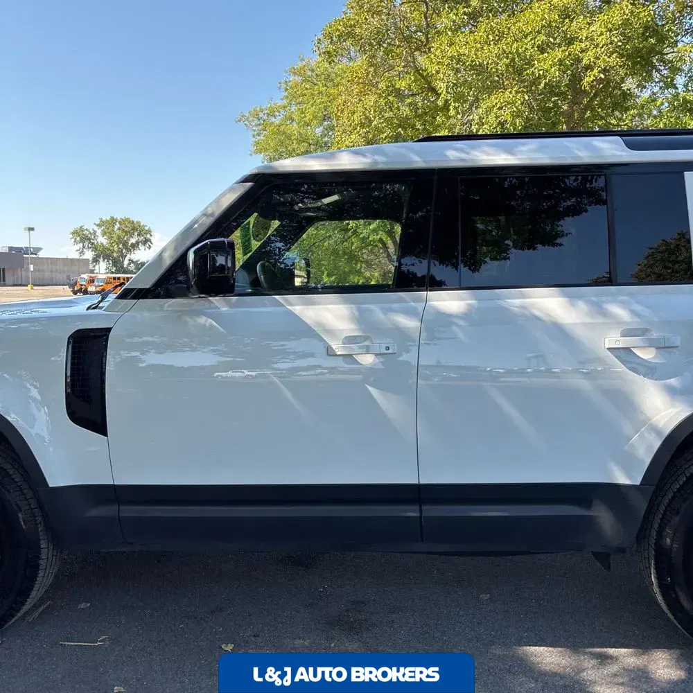 2025 Land Rover Defender 110 S P300