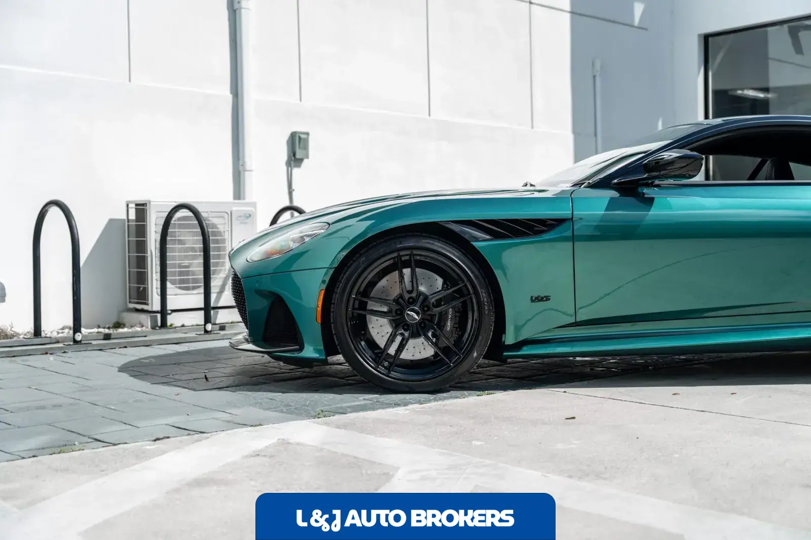 2022 Aston Martin DBS Superleggera Coupe