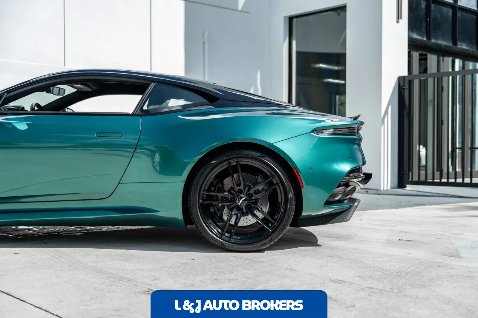2022 Aston Martin DBS Superleggera Coupe