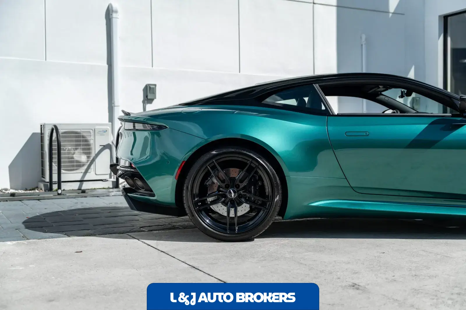 2022 Aston Martin DBS Superleggera Coupe