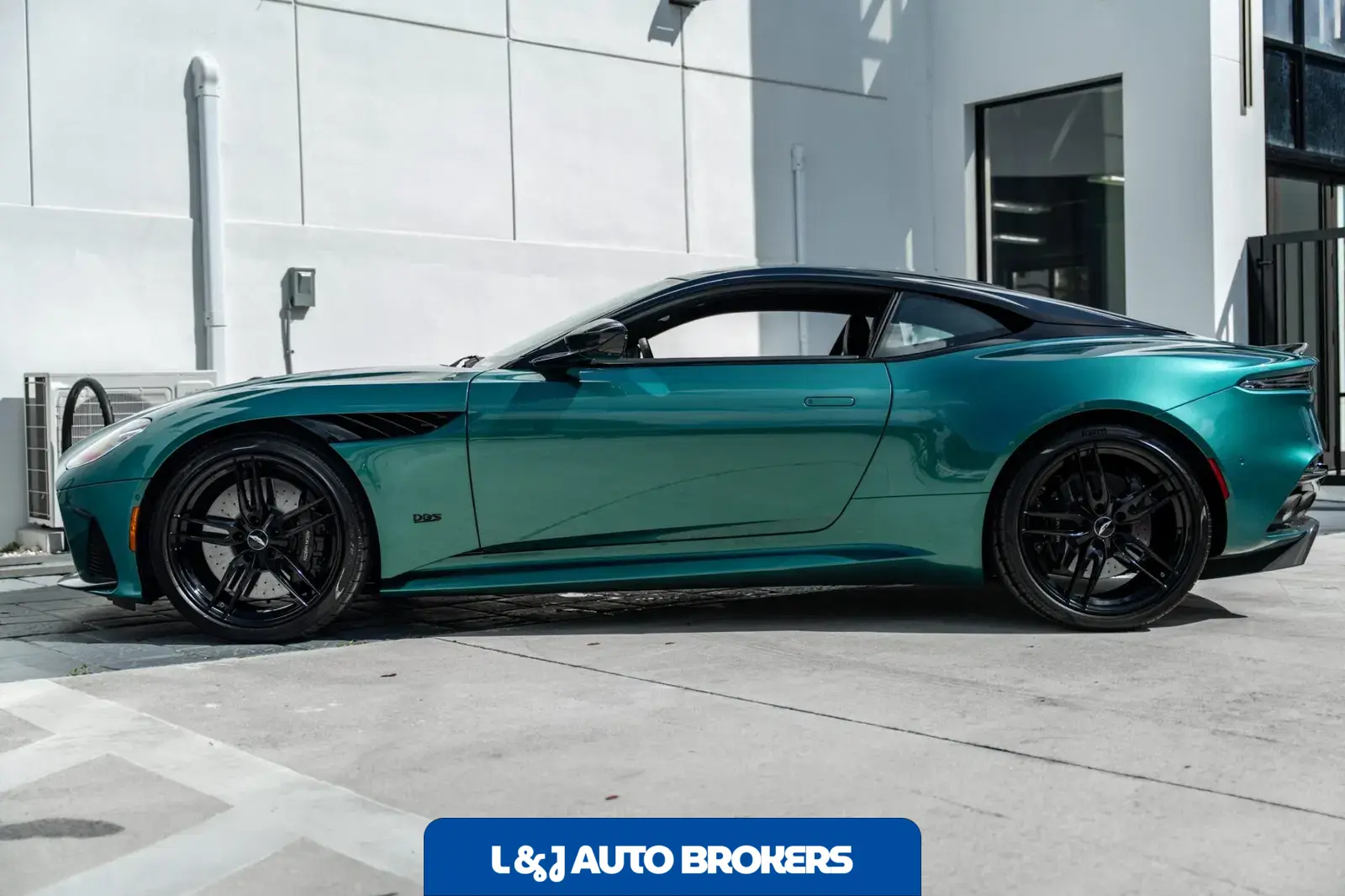 2022 Aston Martin DBS Superleggera Coupe