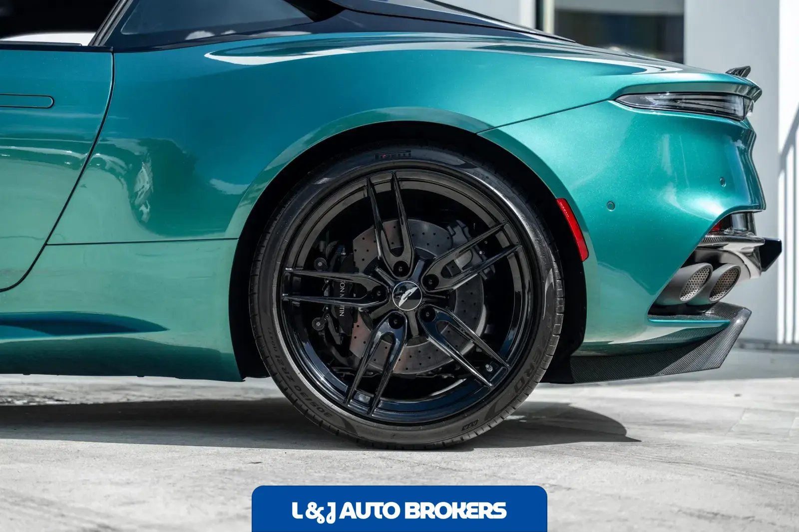 2022 Aston Martin DBS Superleggera Coupe