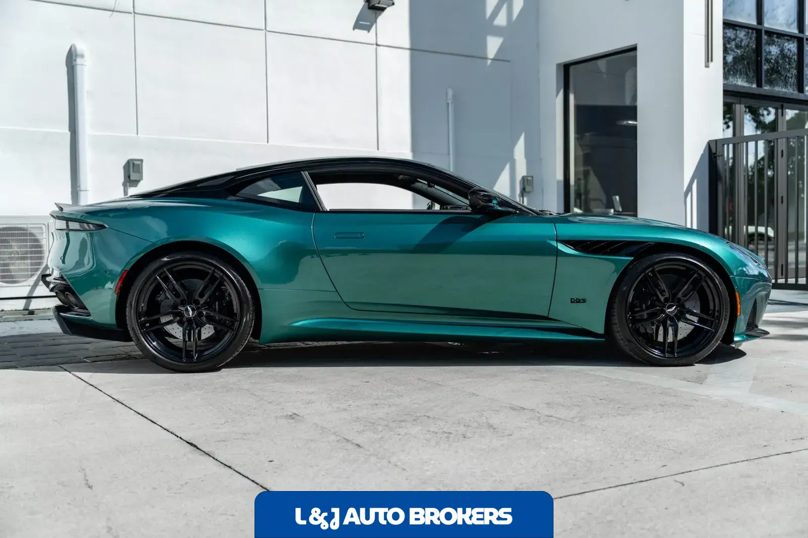 2022 Aston Martin DBS Superleggera Coupe
