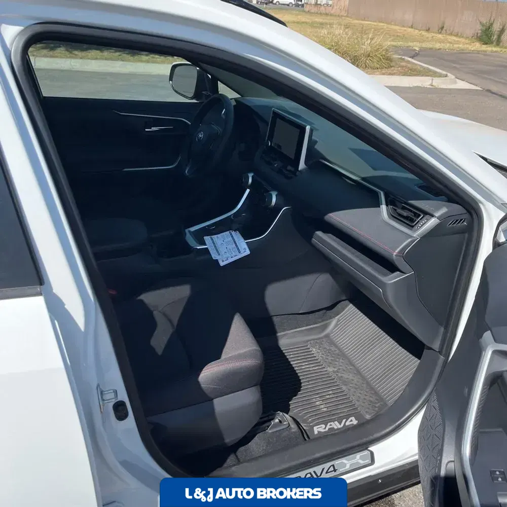2025 Toyota RAV4 Plug-in Hybrid SE