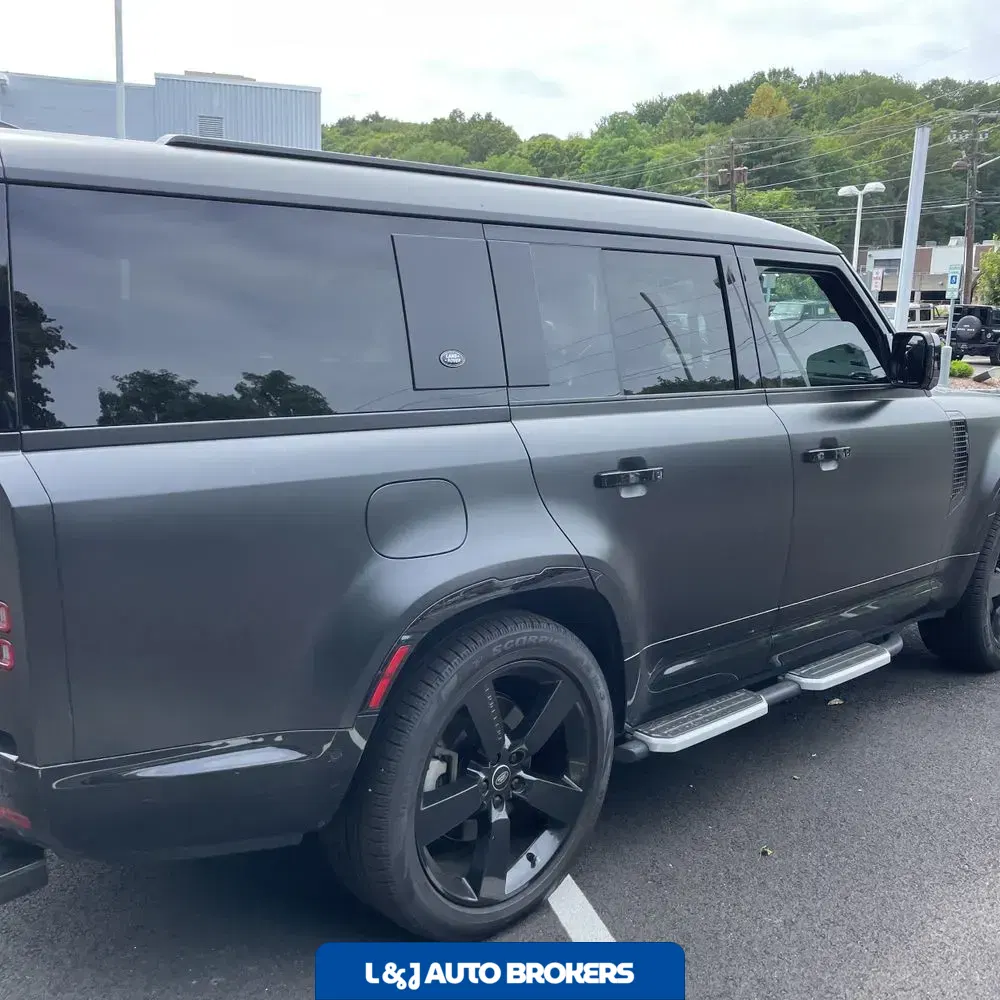 2024 Land Rover Defender 130 X-Dyn SE P400