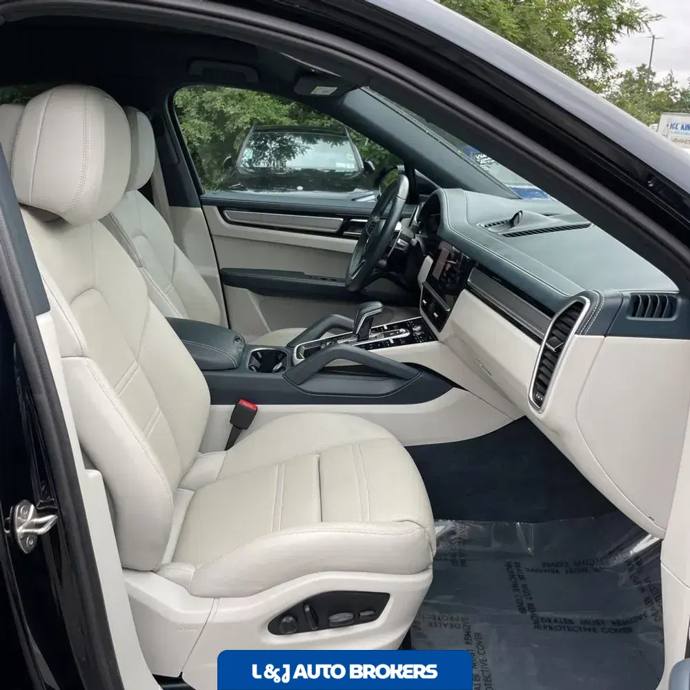 2023 Porsche Cayenne Platinum Edition
