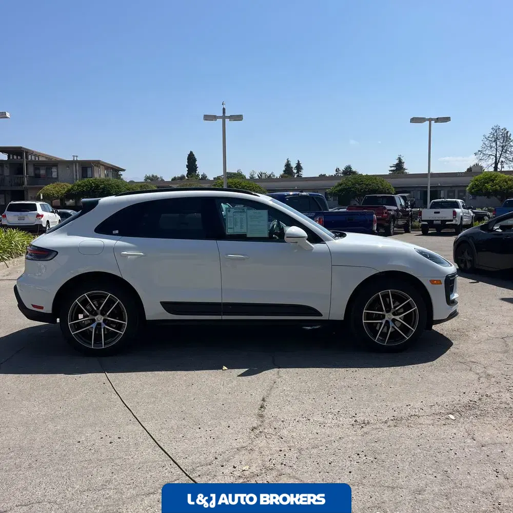 2023 Porsche Macan Base