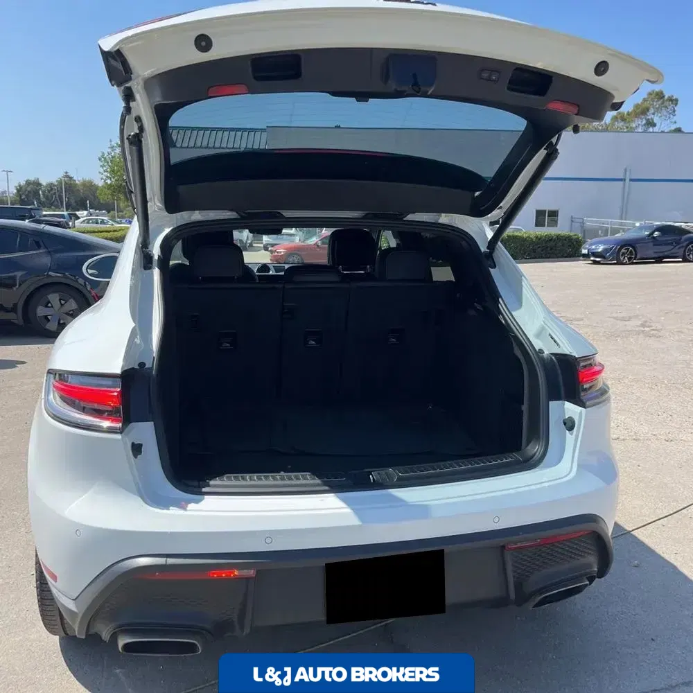 2023 Porsche Macan Base