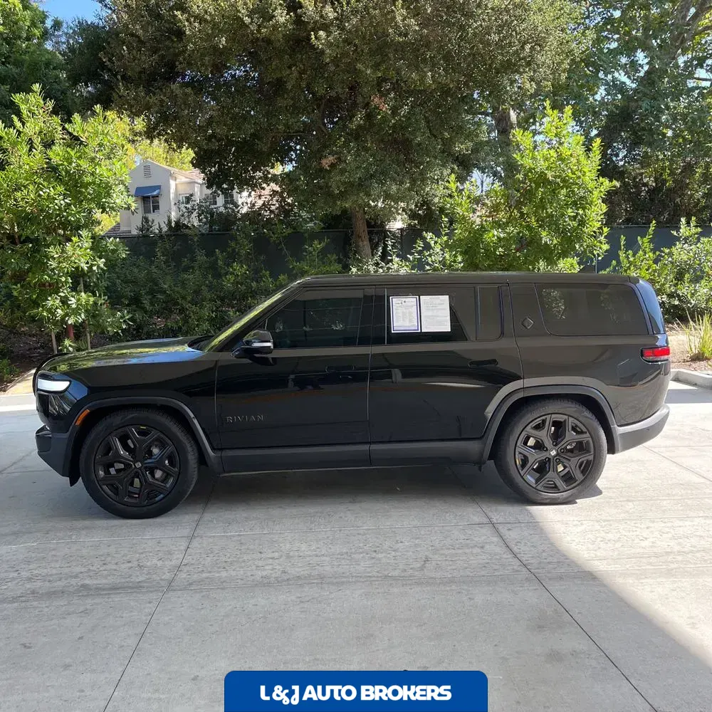 2024 Rivian R1S Adventure Dual-Motor
