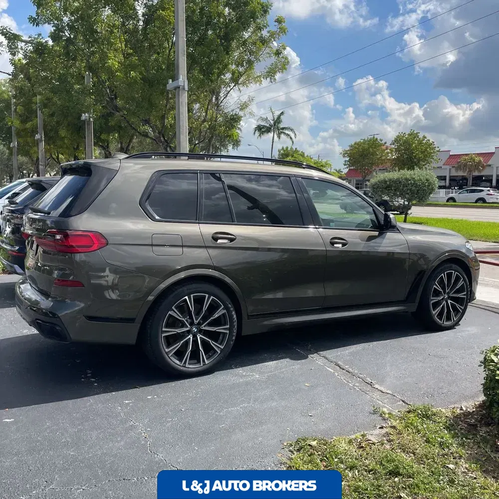 2022 BMW X7 M50i