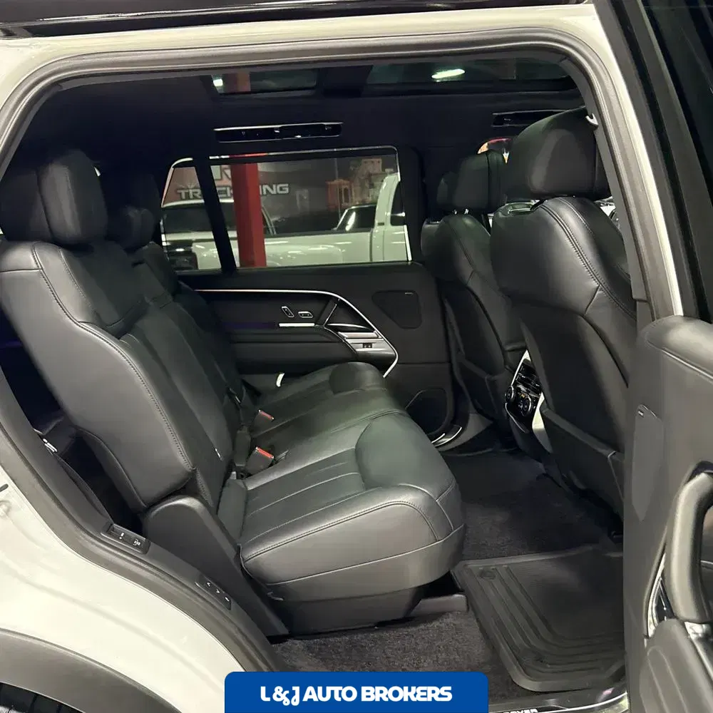 2023 Land Rover Range Rover P530 SE LWB