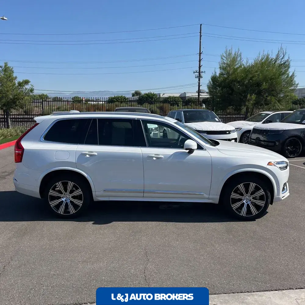 2023 Volvo XC90 T8 - Plus
