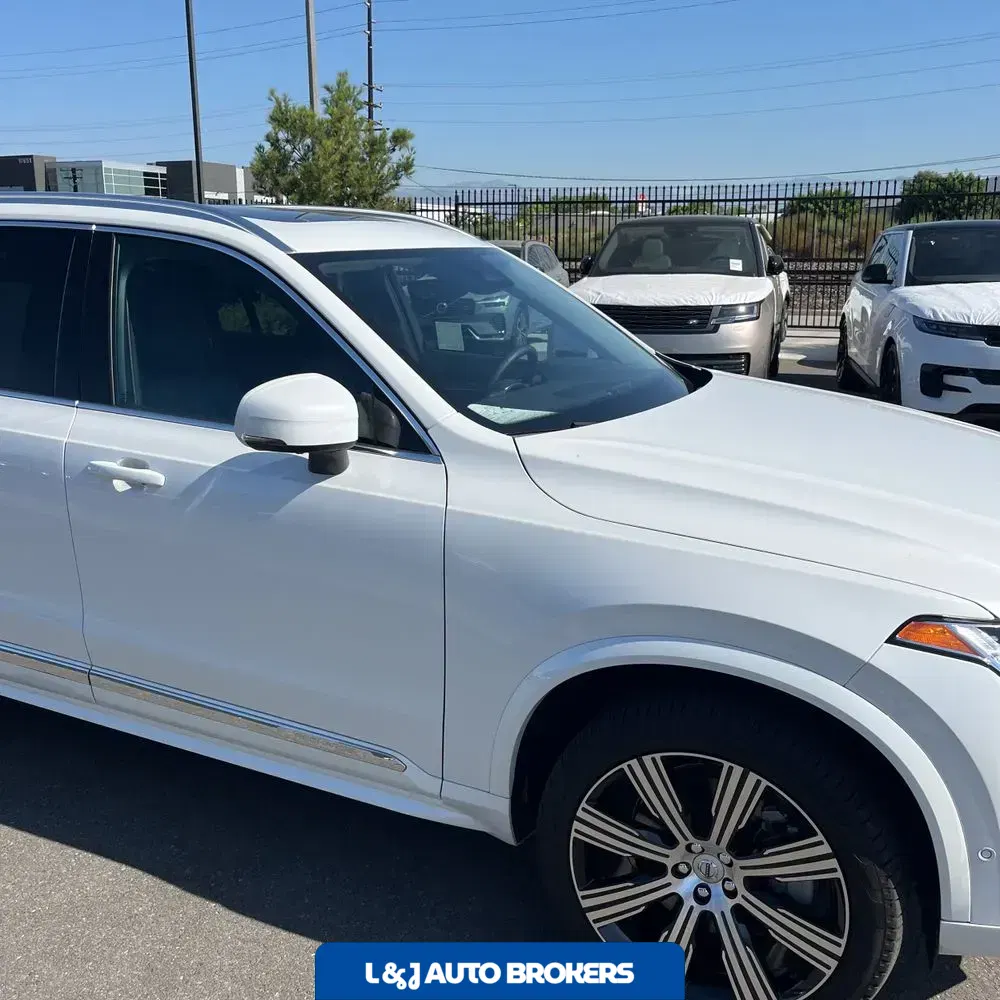 2023 Volvo XC90 T8 - Plus