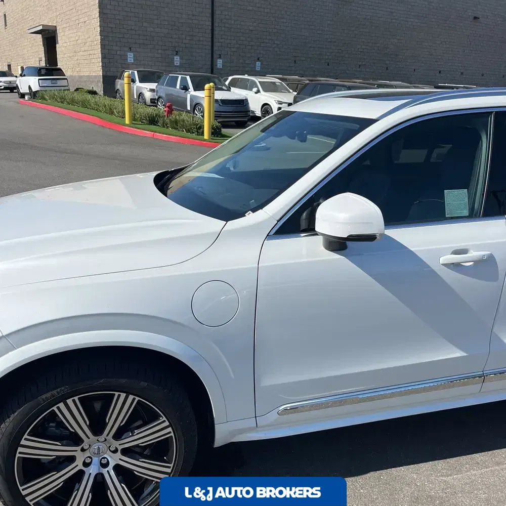 2023 Volvo XC90 T8 - Plus