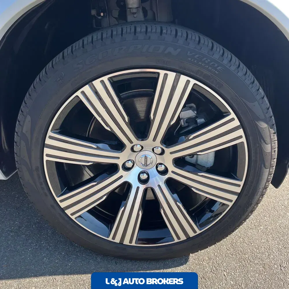 2023 Volvo XC90 T8 - Plus
