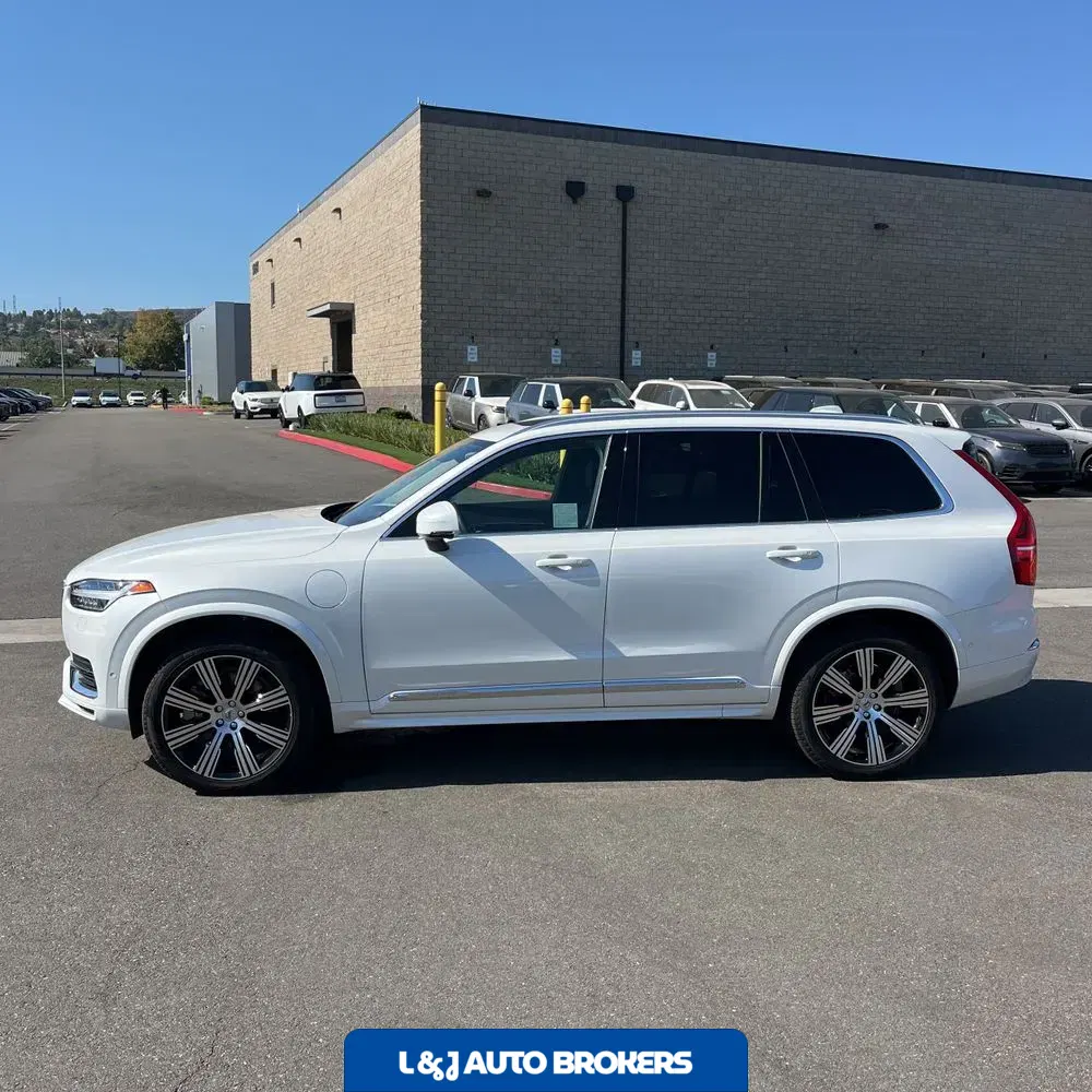 2023 Volvo XC90 T8 - Plus