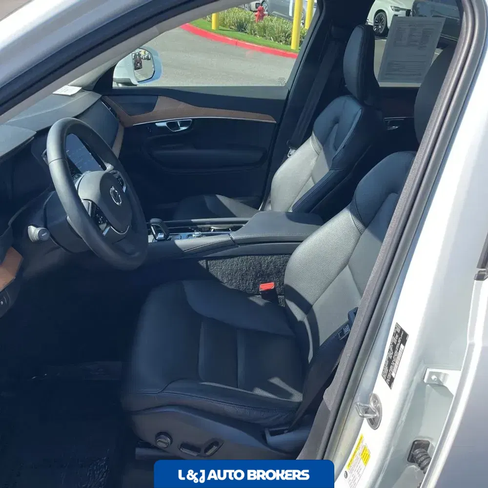 2023 Volvo XC90 T8 - Plus