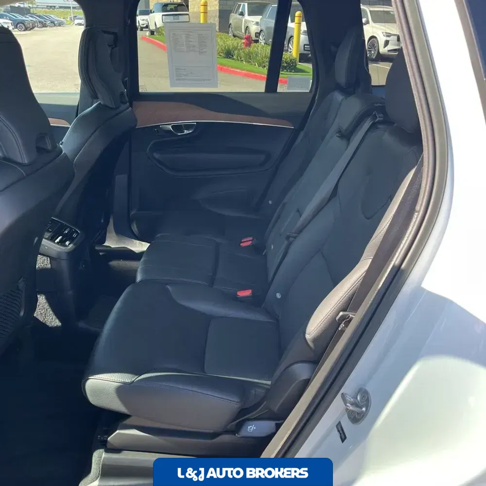 2023 Volvo XC90 T8 - Plus