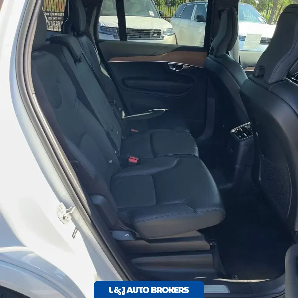 2023 Volvo XC90 T8 - Plus