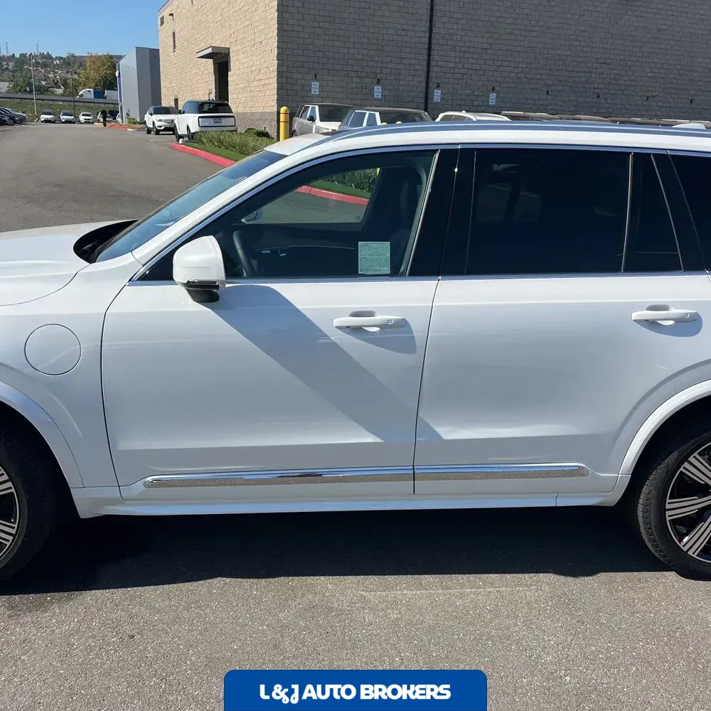 2023 Volvo XC90 T8 - Plus
