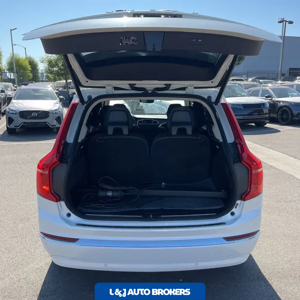 2023 Volvo XC90 T8 - Plus