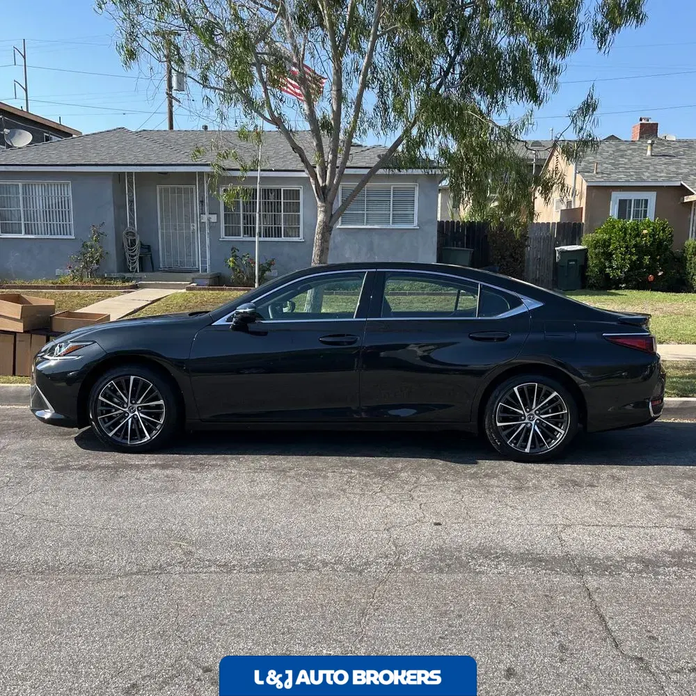 2025 Lexus ES 300h Base