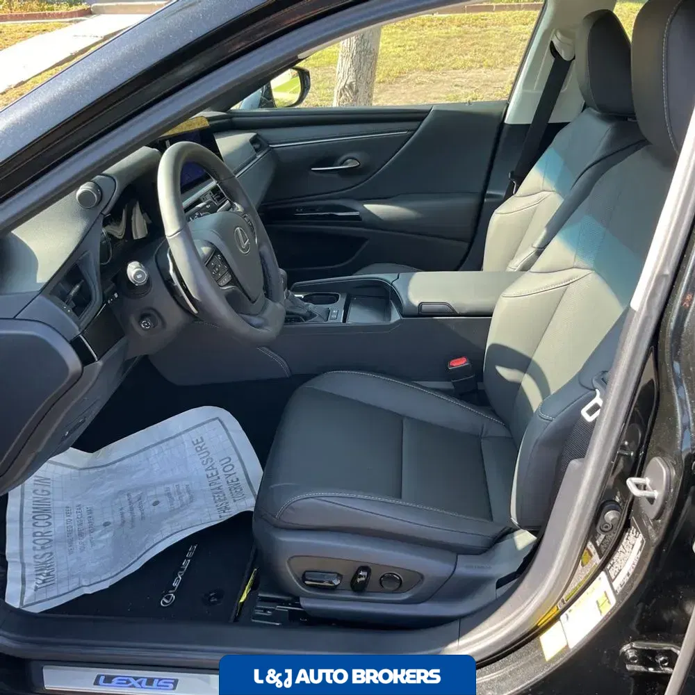 2025 Lexus ES 300h Base