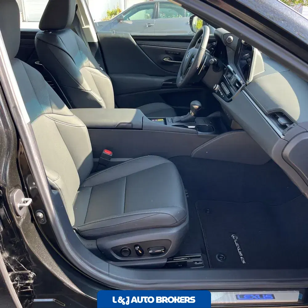 2025 Lexus ES 300h Base