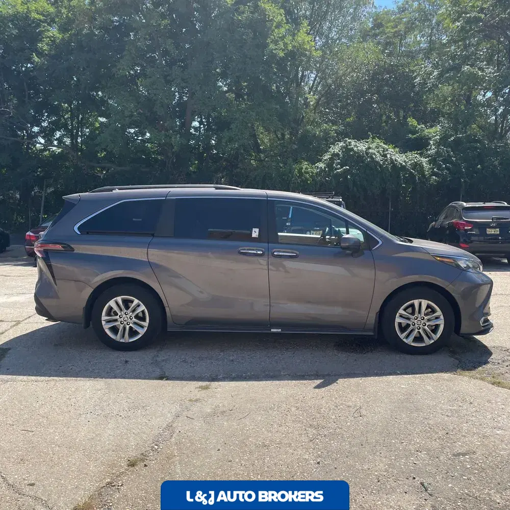 2024 Toyota Sienna XLE 7-Passenger