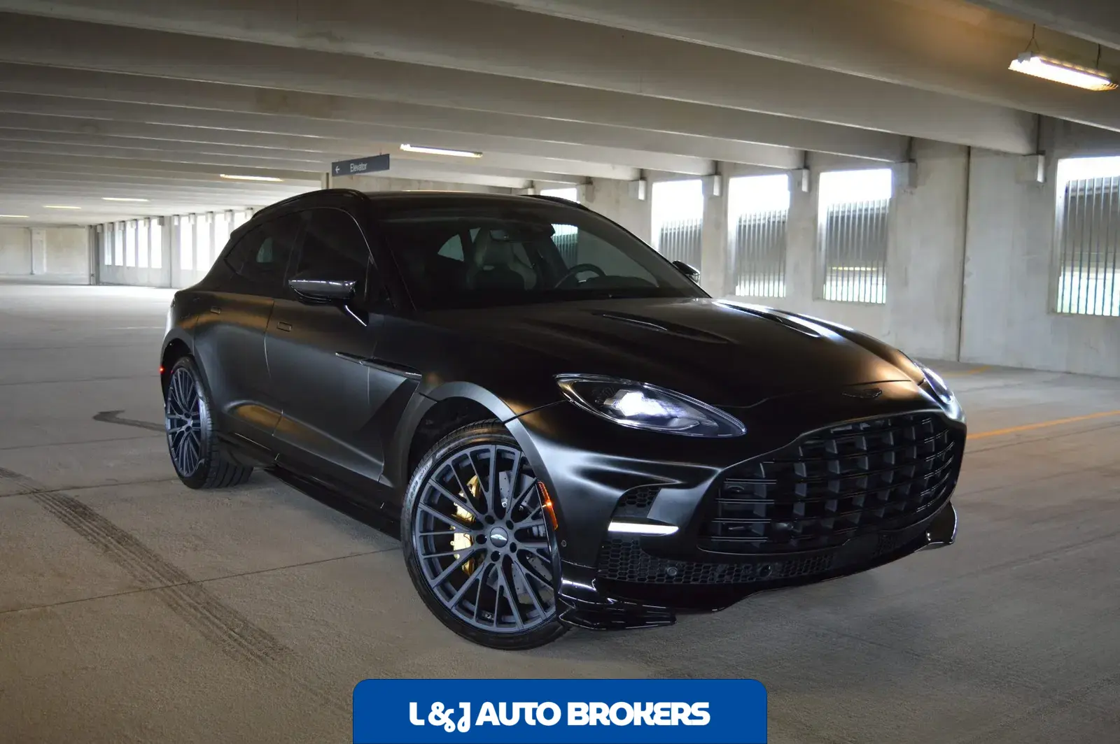 2023 Aston Martin DBX707