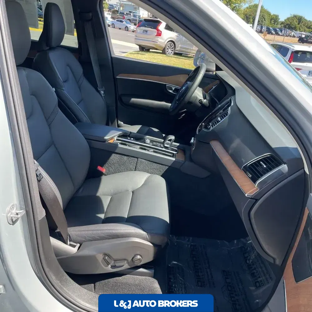 2024 Volvo XC90 T8 - Plus PHEV